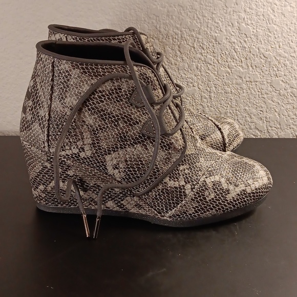 NEW Toms Women Shoes Toms Gray Cala Python Embossed Leather Wedge Lace Up Bootie - Picture 2 of 4